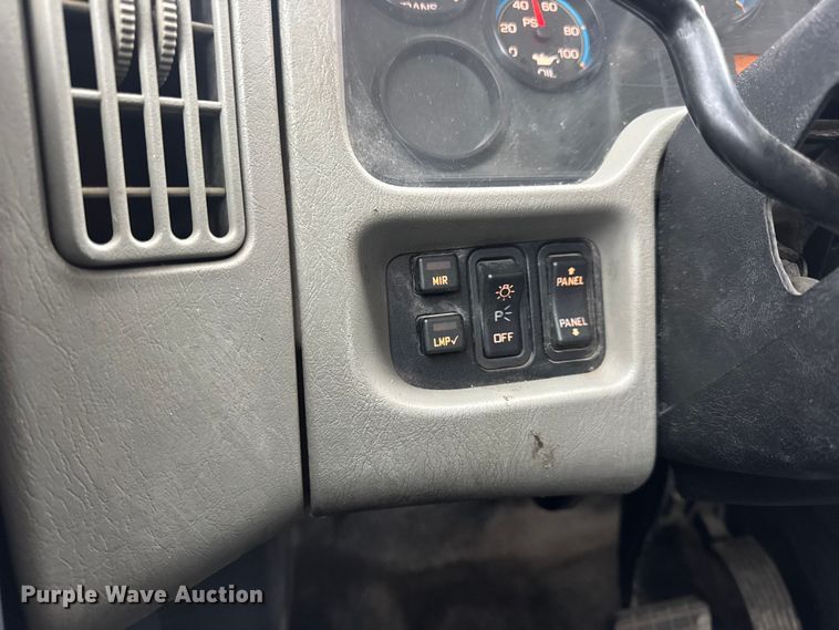 image for item EN0825 2009 International 4400 truck cab and chassis