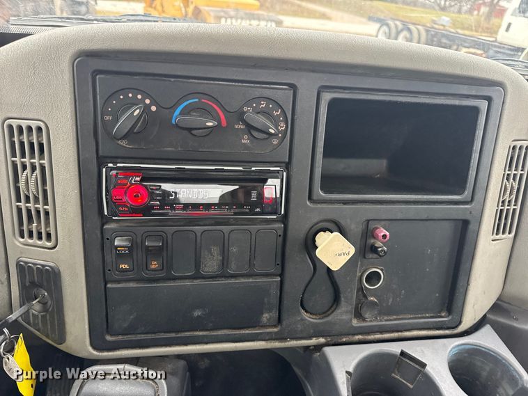 image for item EN0825 2009 International 4400 truck cab and chassis