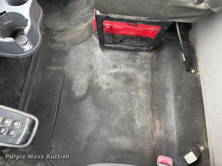 image for item EN0825 2009 International 4400 truck cab and chassis