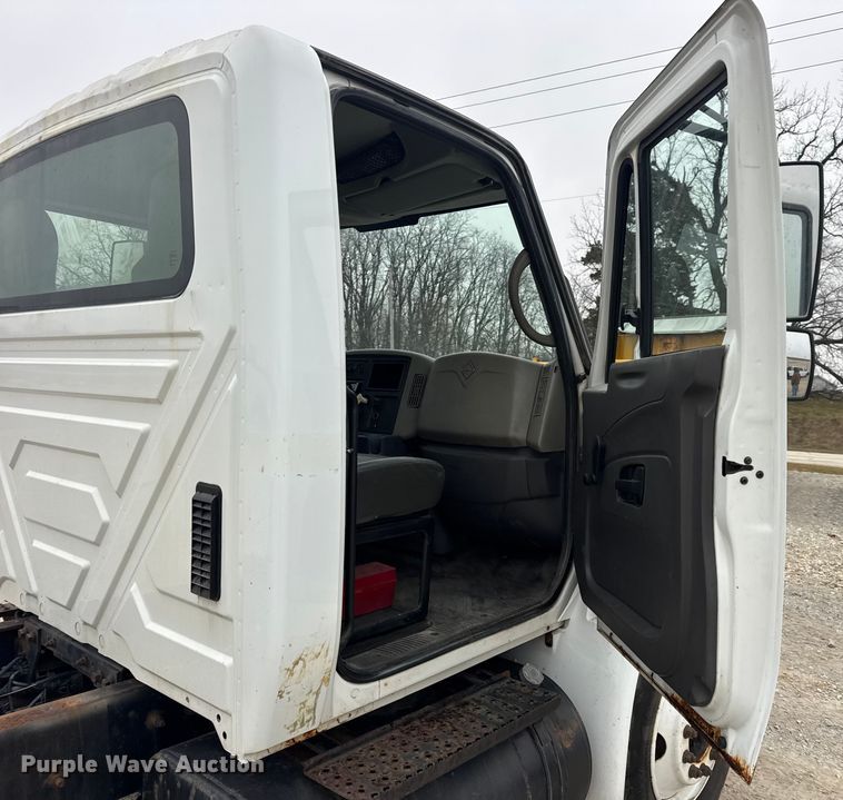 image for item EN0825 2009 International 4400 truck cab and chassis