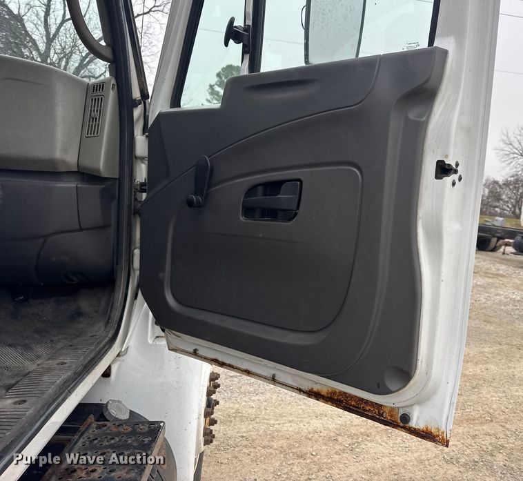 image for item EN0825 2009 International 4400 truck cab and chassis