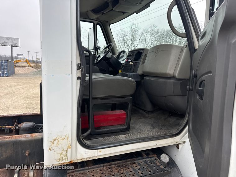 image for item EN0825 2009 International 4400 truck cab and chassis