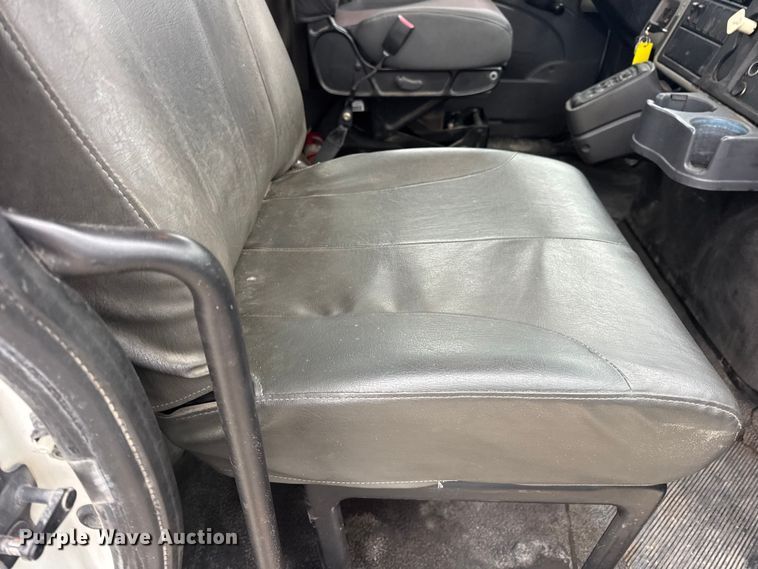 image for item EN0825 2009 International 4400 truck cab and chassis