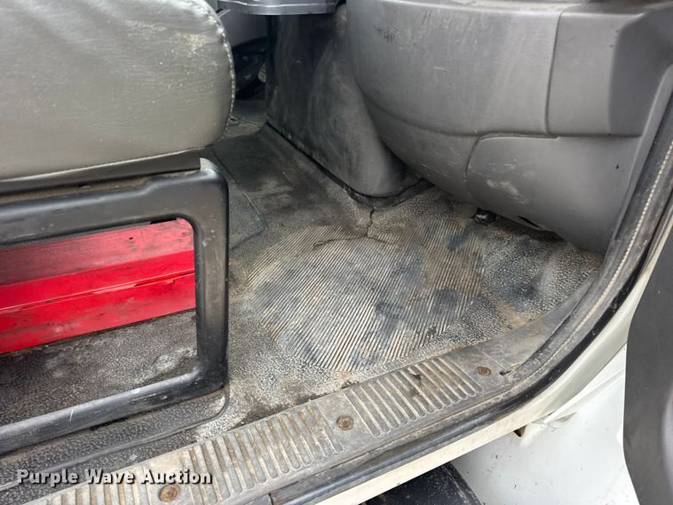 image for item EN0825 2009 International 4400 truck cab and chassis