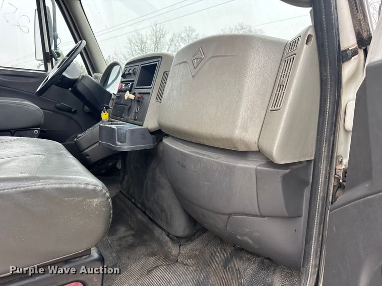 image for item EN0825 2009 International 4400 truck cab and chassis