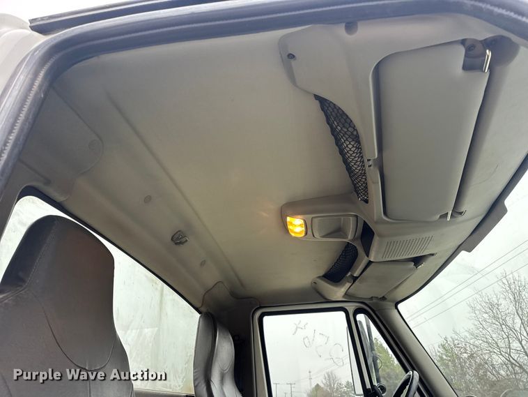 image for item EN0825 2009 International 4400 truck cab and chassis