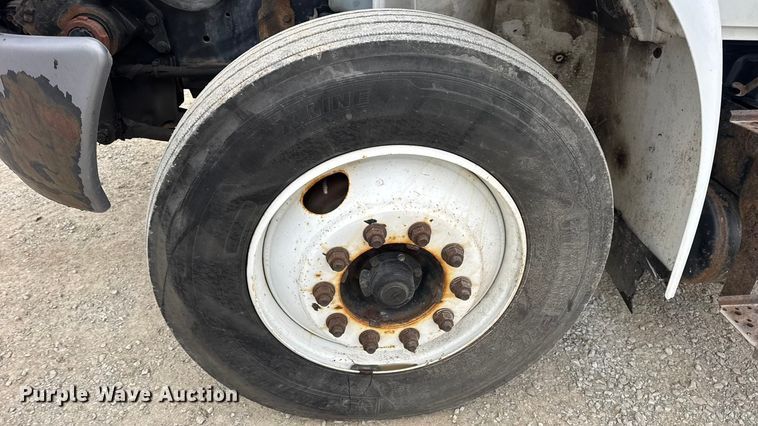 image for item EN0825 2009 International 4400 truck cab and chassis