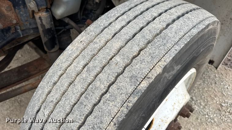 image for item EN0825 2009 International 4400 truck cab and chassis