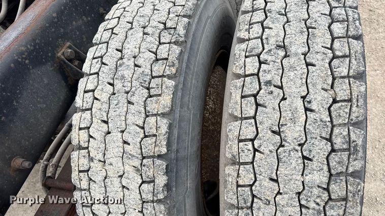 image for item EN0825 2009 International 4400 truck cab and chassis