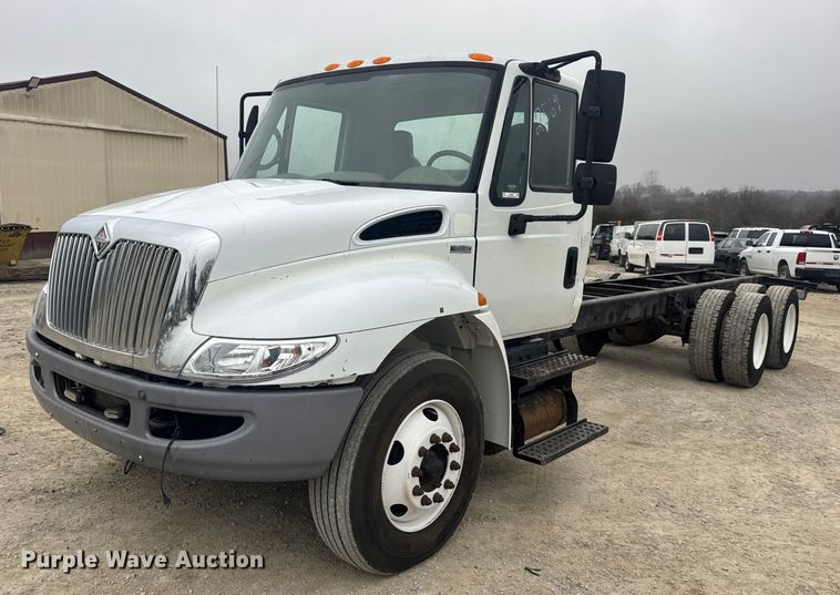 image for item EN0826 2010 International 4400 truck cab and chassis