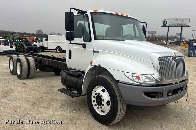 image for item EN0826 2010 International 4400 truck cab and chassis
