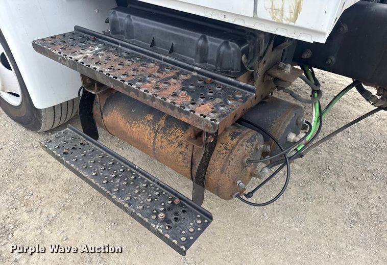 image for item EN0826 2010 International 4400 truck cab and chassis