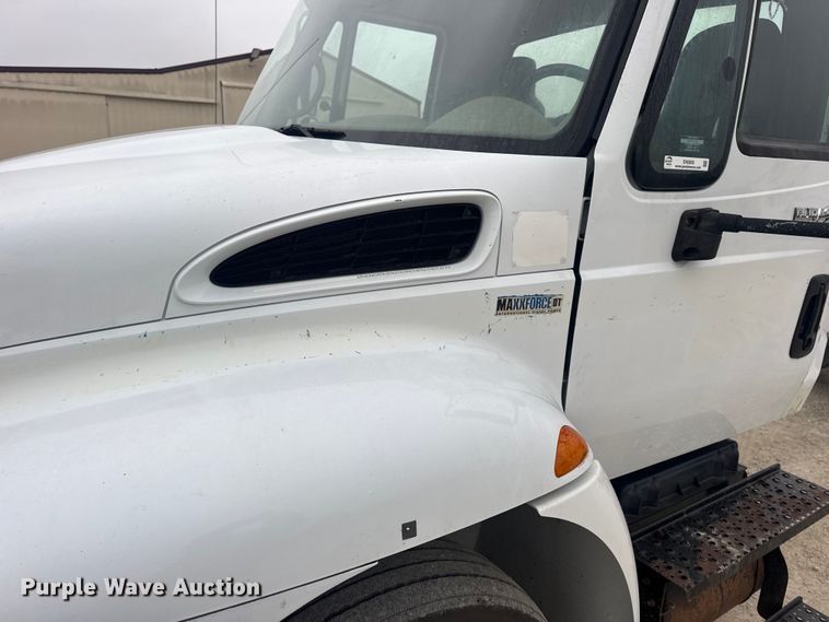 image for item EN0826 2010 International 4400 truck cab and chassis