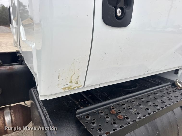 image for item EN0826 2010 International 4400 truck cab and chassis