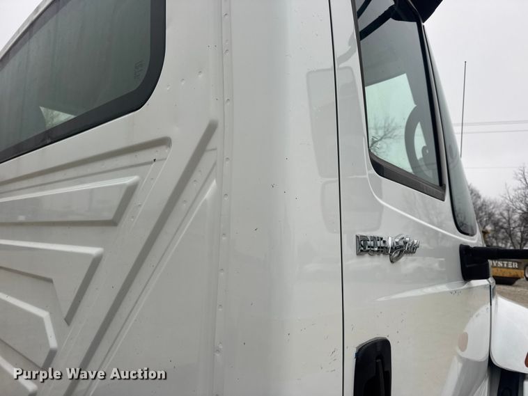 image for item EN0826 2010 International 4400 truck cab and chassis