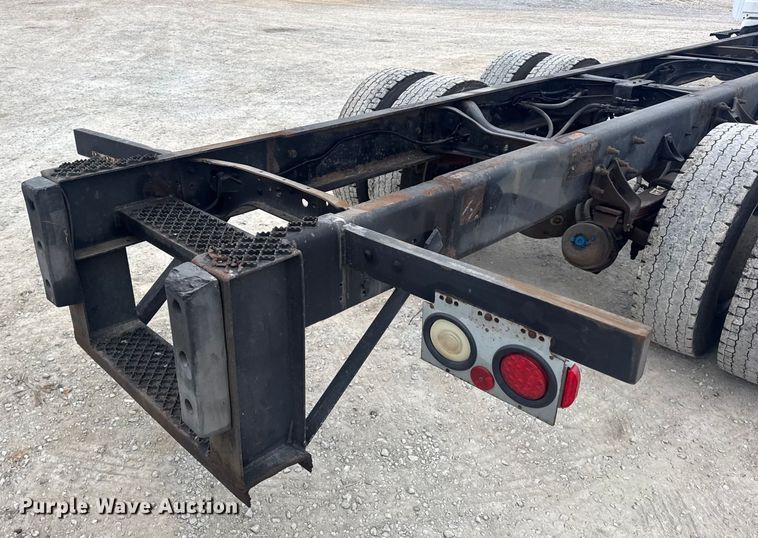 image for item EN0826 2010 International 4400 truck cab and chassis