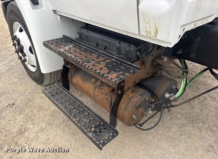 image for item EN0826 2010 International 4400 truck cab and chassis