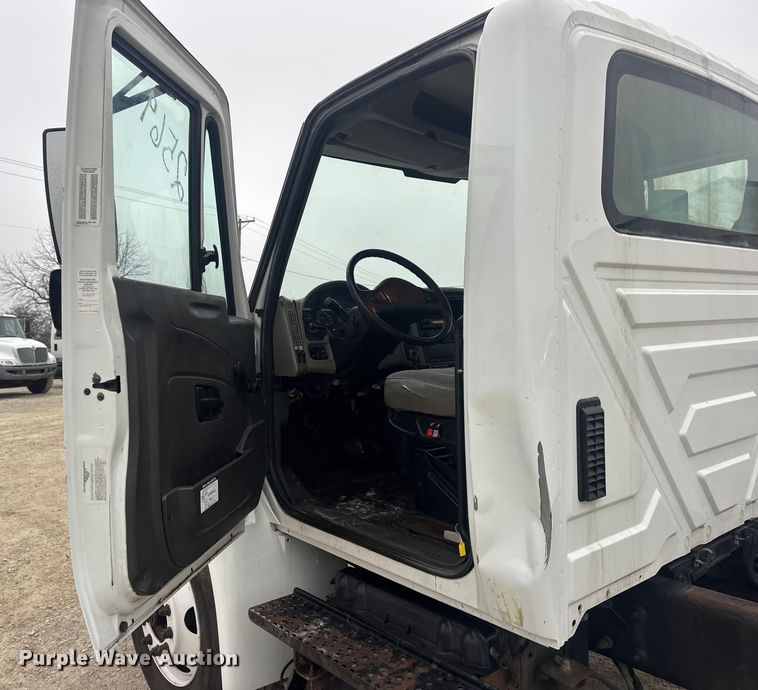 image for item EN0826 2010 International 4400 truck cab and chassis