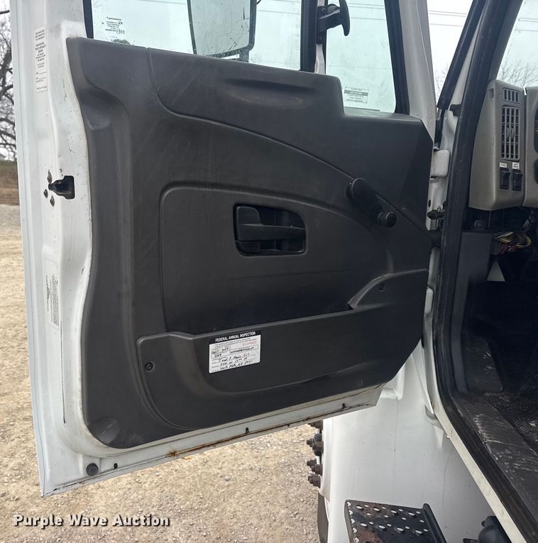 image for item EN0826 2010 International 4400 truck cab and chassis