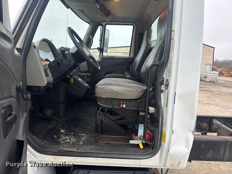 image for item EN0826 2010 International 4400 truck cab and chassis