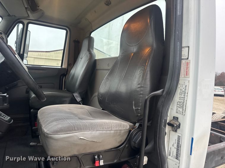 image for item EN0826 2010 International 4400 truck cab and chassis