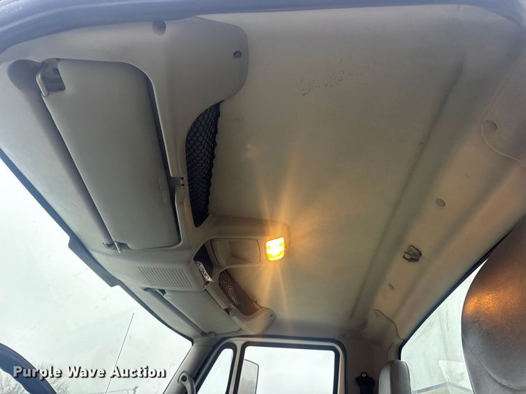 image for item EN0826 2010 International 4400 truck cab and chassis