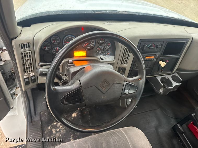 image for item EN0826 2010 International 4400 truck cab and chassis