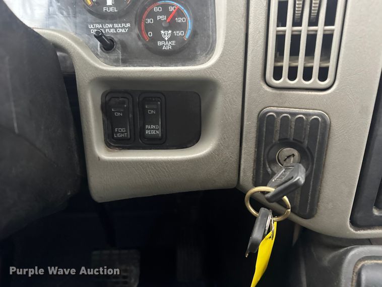 image for item EN0826 2010 International 4400 truck cab and chassis