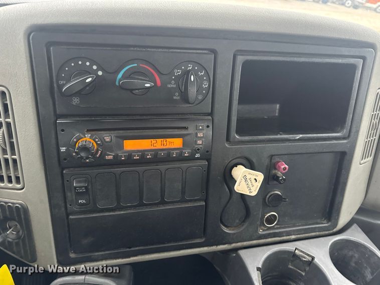 image for item EN0826 2010 International 4400 truck cab and chassis