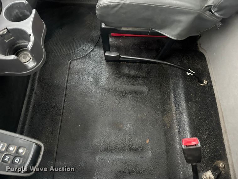 image for item EN0826 2010 International 4400 truck cab and chassis