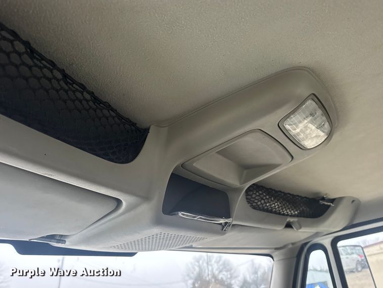 image for item EN0826 2010 International 4400 truck cab and chassis