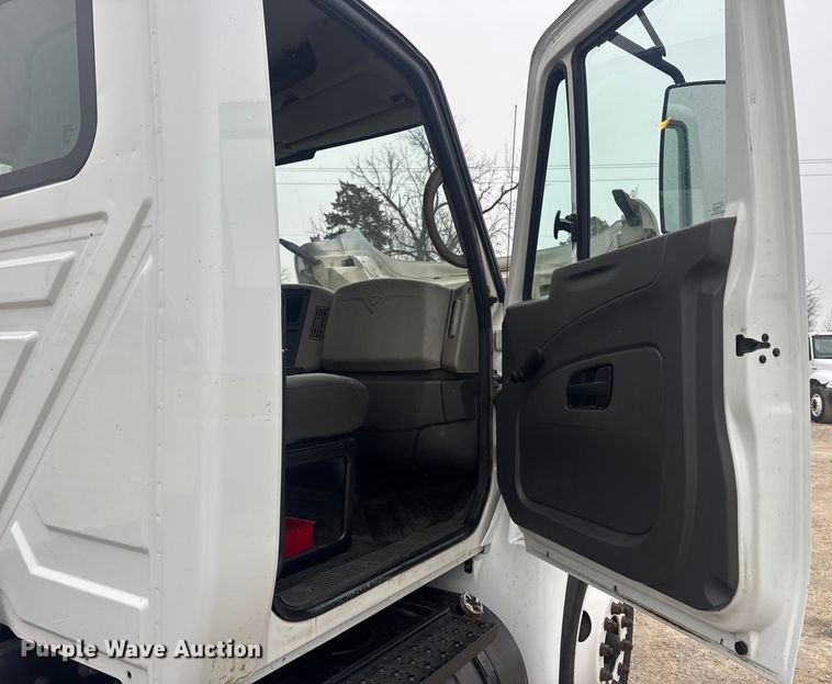 image for item EN0826 2010 International 4400 truck cab and chassis