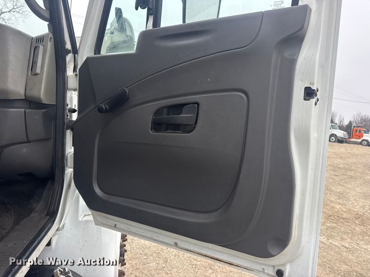 image for item EN0826 2010 International 4400 truck cab and chassis