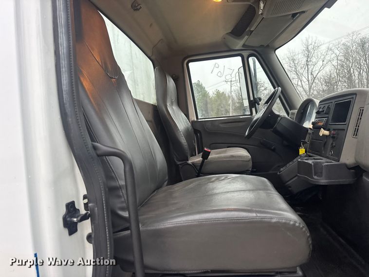 image for item EN0826 2010 International 4400 truck cab and chassis