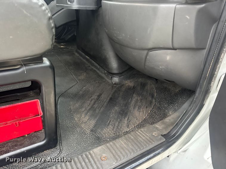 image for item EN0826 2010 International 4400 truck cab and chassis