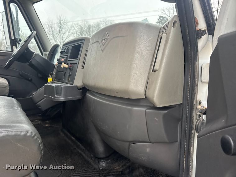 image for item EN0826 2010 International 4400 truck cab and chassis