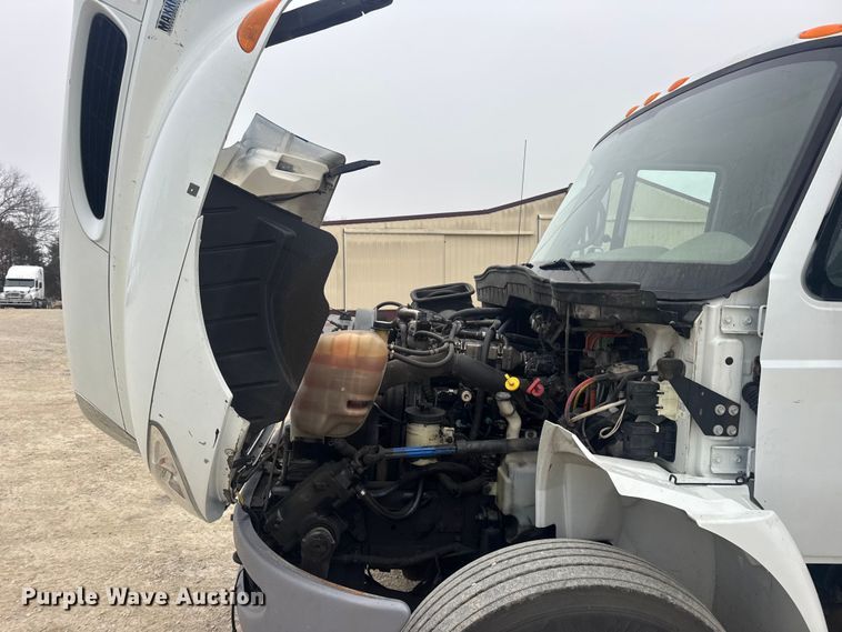 image for item EN0826 2010 International 4400 truck cab and chassis