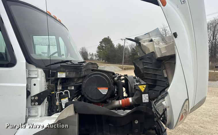 image for item EN0826 2010 International 4400 truck cab and chassis