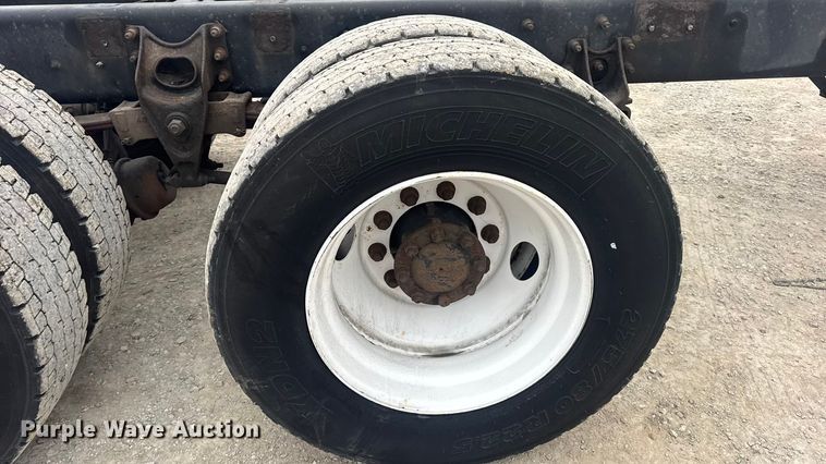 image for item EN0826 2010 International 4400 truck cab and chassis