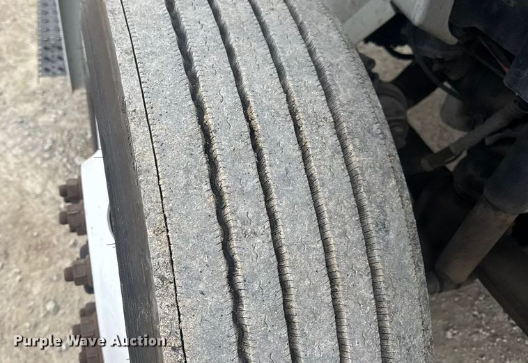 image for item EN0826 2010 International 4400 truck cab and chassis