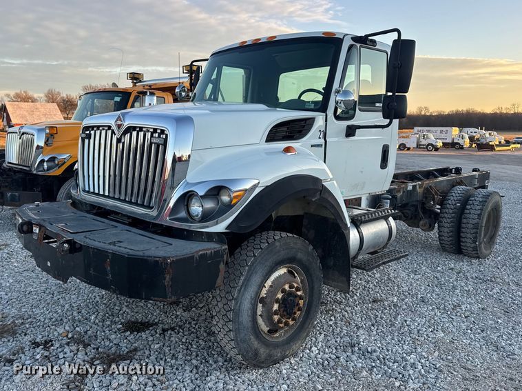 image for item EN0860 2011 International 7400 truck cab and chassis