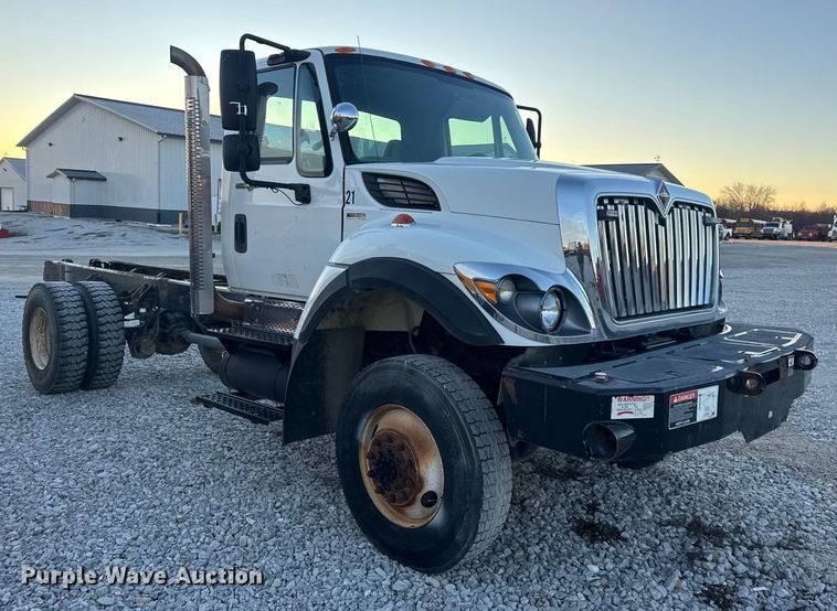 image for item EN0860 2011 International 7400 truck cab and chassis