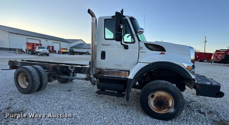 image for item EN0860 2011 International 7400 truck cab and chassis