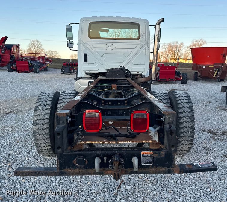 image for item EN0860 2011 International 7400 truck cab and chassis