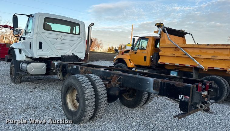 image for item EN0860 2011 International 7400 truck cab and chassis