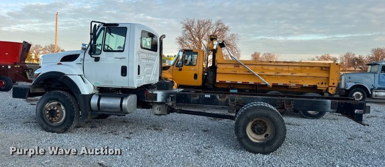 image for item EN0860 2011 International 7400 truck cab and chassis