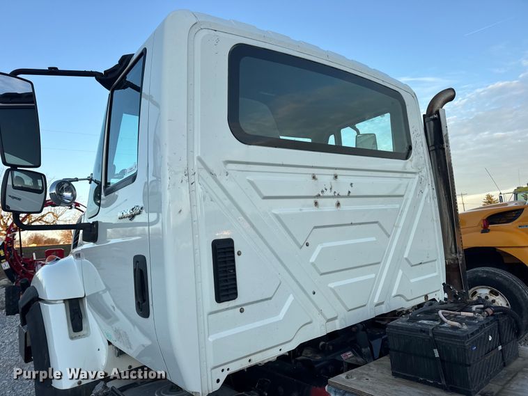 image for item EN0860 2011 International 7400 truck cab and chassis