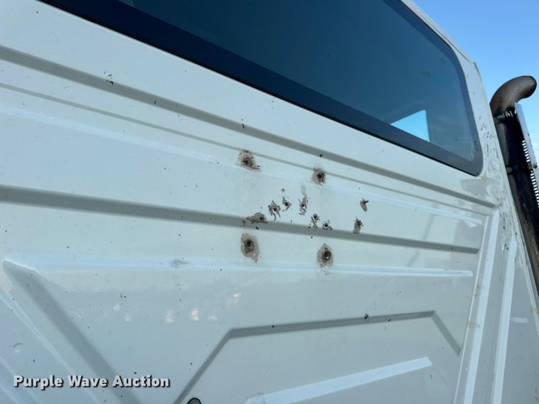 image for item EN0860 2011 International 7400 truck cab and chassis