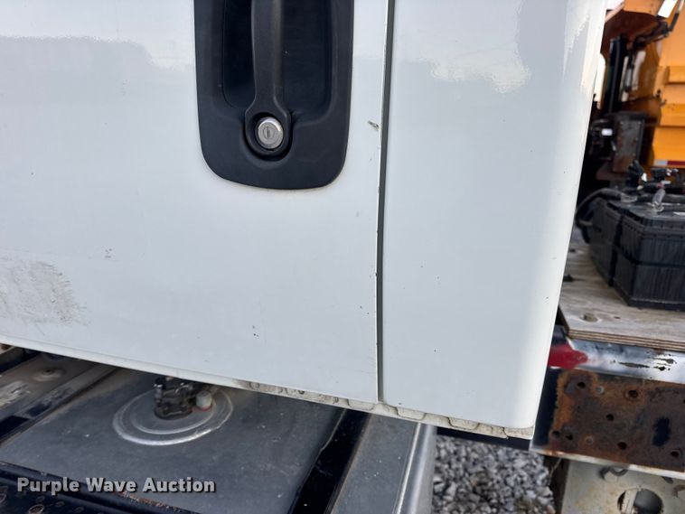 image for item EN0860 2011 International 7400 truck cab and chassis