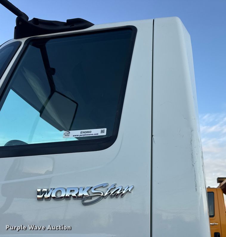 image for item EN0860 2011 International 7400 truck cab and chassis